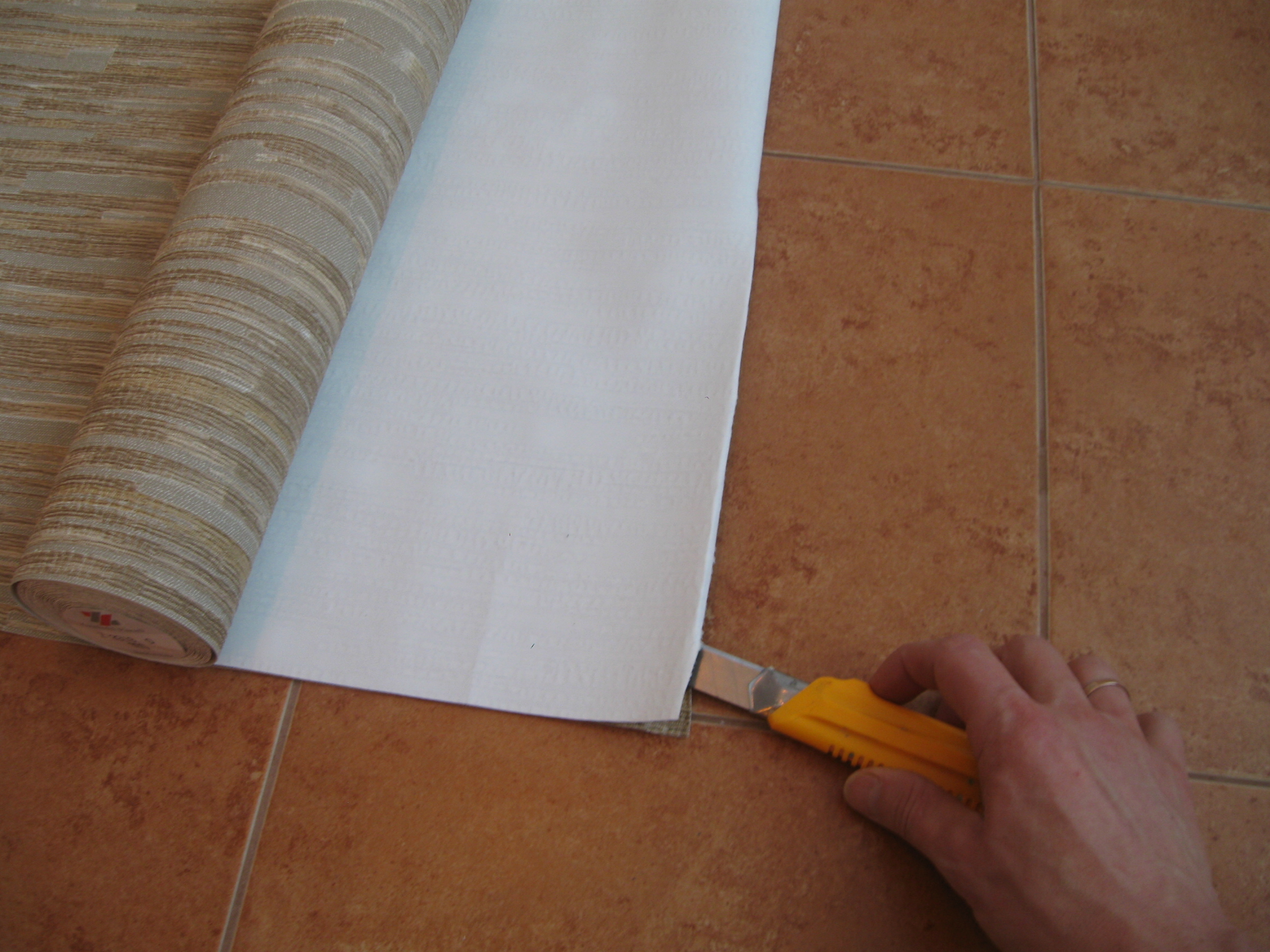 как наклеить потолочные обои